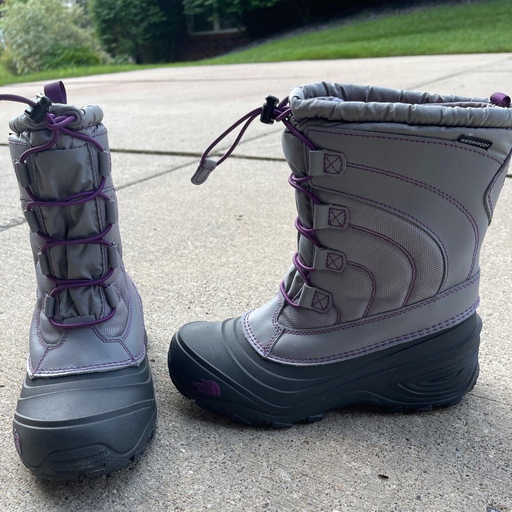 The North Face girls size 5 winter snow boot